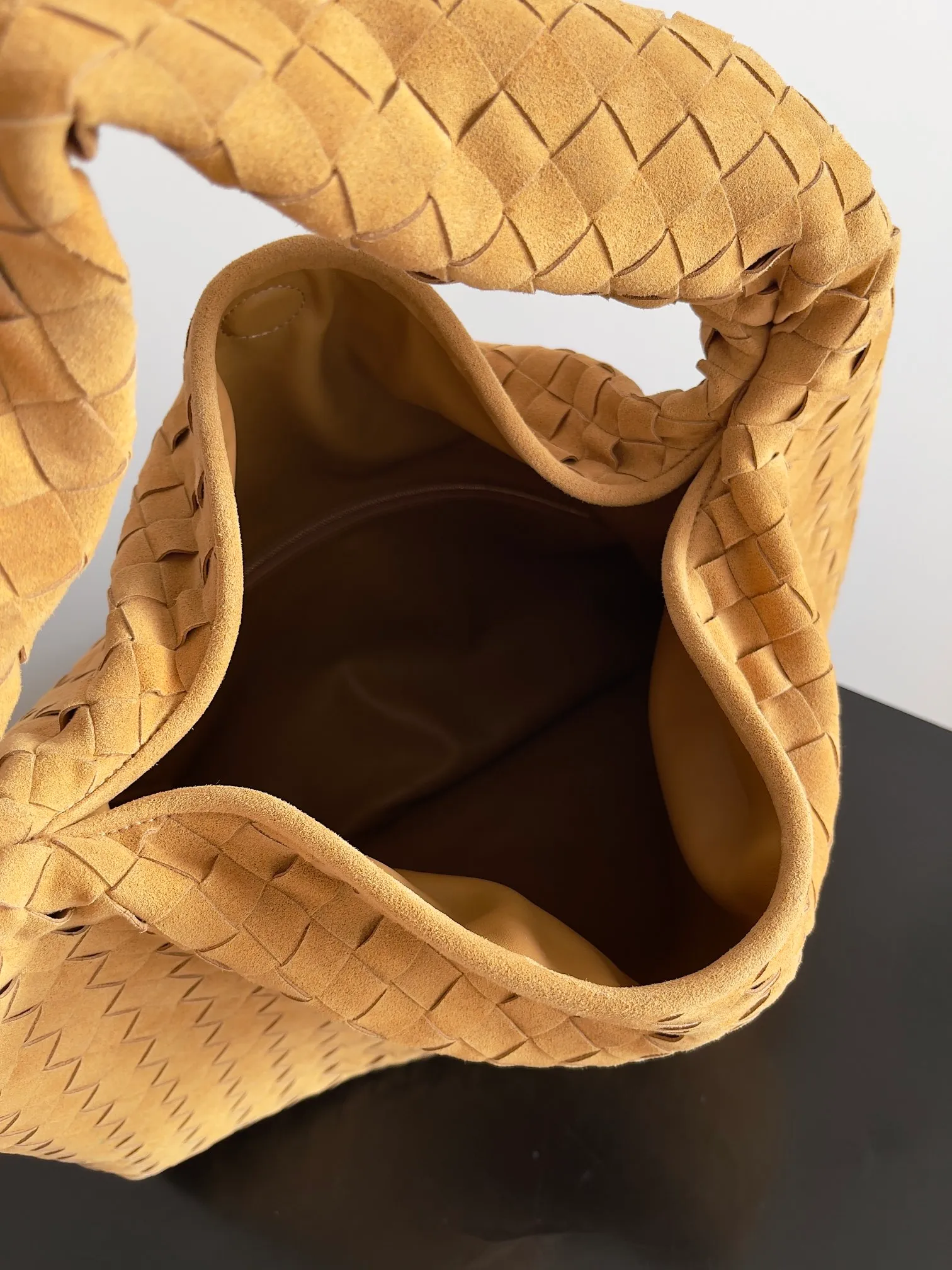 Batch 2160 Recently, I seem to be obsessed with this bag from BV~ The new Hop is really not too beautiful. The whole bag has no seams. The bag body and handles are made of one piece of leather. It embodies the style and essence of Bottega Veneta. It truly represents craftsmanship and creativity. The large size has a very loose and lazy upper body. Big bag lovers will definitely not regret buying it. Style number: 763970 Size: 53*24*13